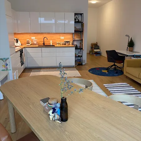 شقة A Bright Spacious & Convenient 2 Brm Townhouse