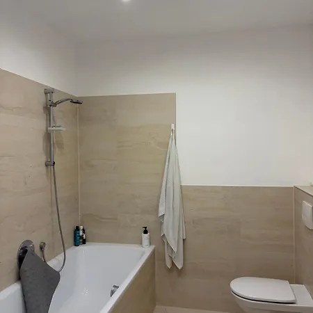 A Bright Spacious & Convenient 2 Brm Townhouse شقة Grossing (Liezen)