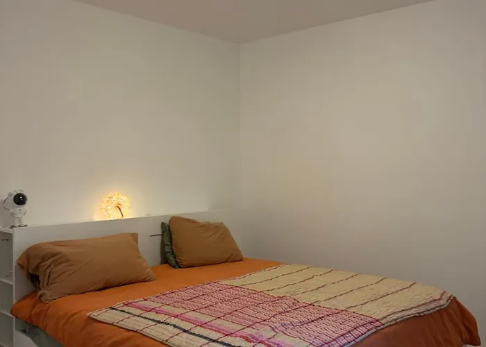 Апартаменты A Bright Spacious & Convenient 2 Brm Townhouse