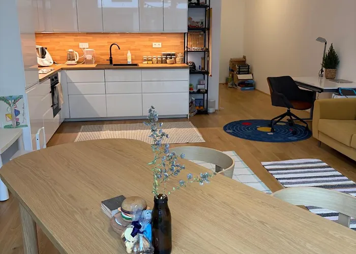 شقة A Bright Spacious & Convenient 2 Brm Townhouse