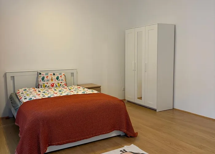 A Bright Spacious & Convenient 2 Brm Townhouse شقة Grossing (Liezen)