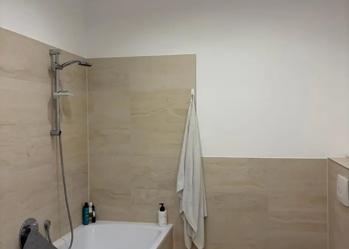 A Bright Spacious & Convenient 2 Brm Townhouse شقة Grossing (Liezen)